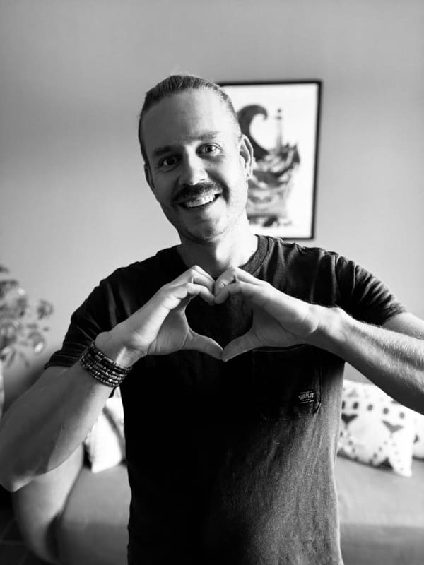 camille webmaster wp Homme souriant formant un cœur avec ses mains
